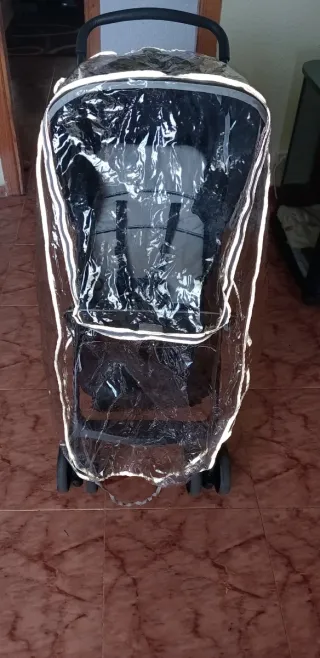 Carro de bebé con funda impermeable