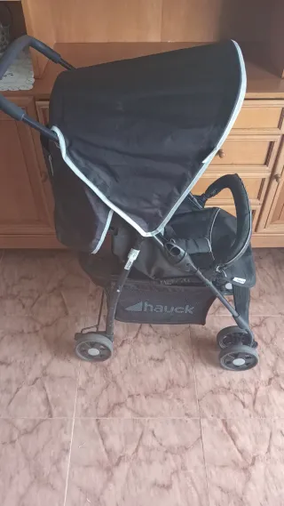 Carro de bebé con funda impermeable