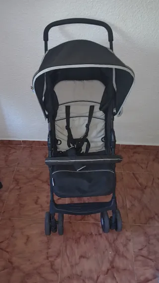 Carro de bebé con funda impermeable