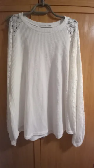Blusa blanca manga larga con calado. XXL.