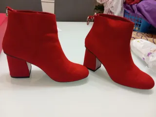 Botines Bershka rojos talla 38