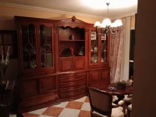 Mueble de salón de madera y cristal