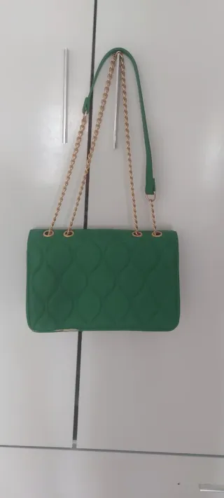Bolso verde acolchado con cadena dorada