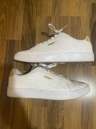 Zapatillas Puma Blancas y Doradas