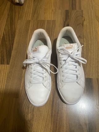 Zapatillas Puma Blancas y Doradas