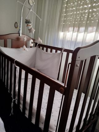 Culla in legno scuro con materassino incluso
