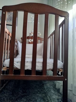 Culla in legno scuro con materassino incluso