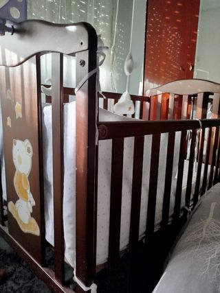 Culla in legno scuro con materassino incluso