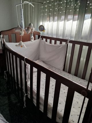 Culla in legno scuro con materassino incluso