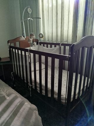 Culla in legno scuro con materassino incluso