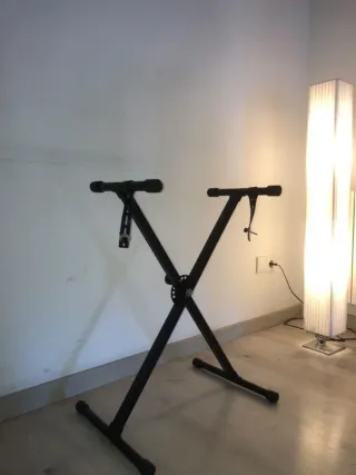 Teclado Piano Alesis con Soporte y Auriculares