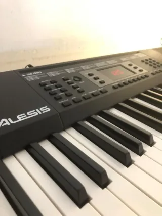 Teclado Piano Alesis con Soporte y Auriculares