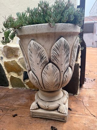 Macetas de piedra decoradas