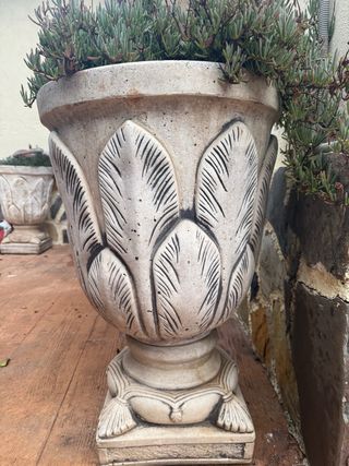 Macetas de piedra decoradas