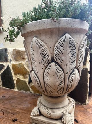 Macetas de piedra decoradas