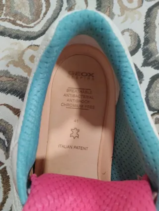 Zapatillas Geox blancas y rosas