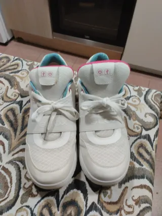 Zapatillas Geox blancas y rosas