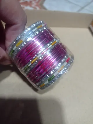 Brazaletes rosas y plateados