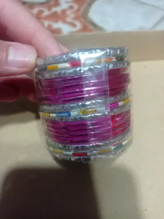 Brazaletes rosas y plateados