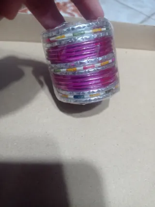 Brazaletes rosas y plateados