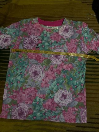 Camiseta vintage floral con bordados