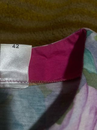 Camiseta vintage floral con bordados