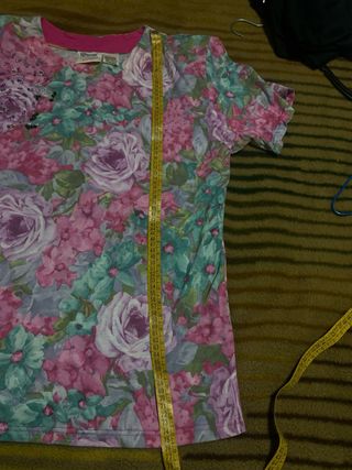 Camiseta vintage floral con bordados