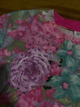 Camiseta vintage floral con bordados