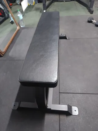 Banco plano de gimnasio está nuevo .