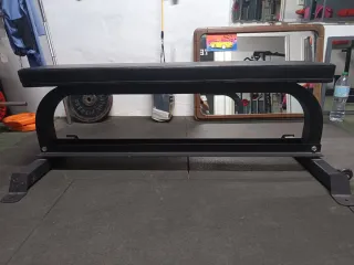 Banco plano de gimnasio está nuevo .