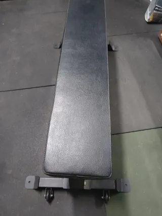 Banco plano de gimnasio está nuevo .