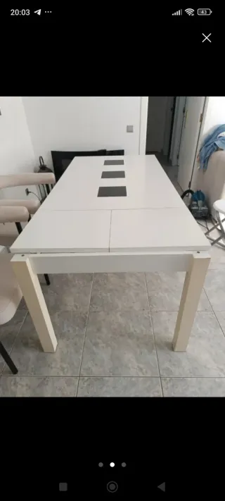 Tavolo da pranzo bianco con dettagli neri