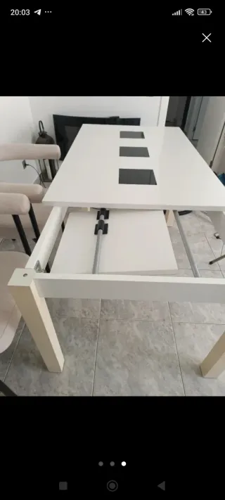 Tavolo da pranzo bianco con dettagli neri