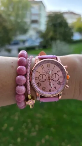 Reloj de pulsera dorado y rosa