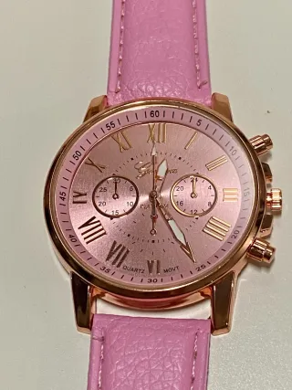 Reloj de pulsera dorado y rosa