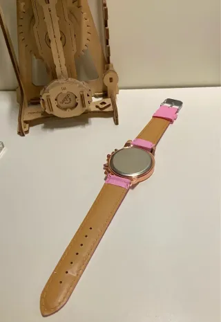 Reloj de pulsera dorado y rosa