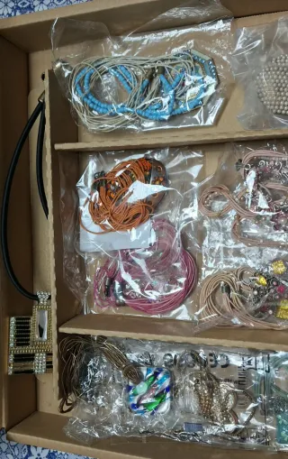 10 collane bigiotteria in scatola