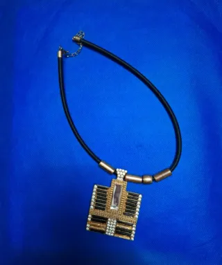 10 collane bigiotteria in scatola