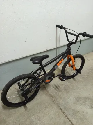 Bicicleta BMX infantil negra y naranja