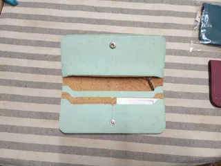 Portafogli con porta carte in pelle vegana