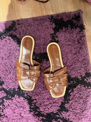 Sandalias planas Stradivarius marrones