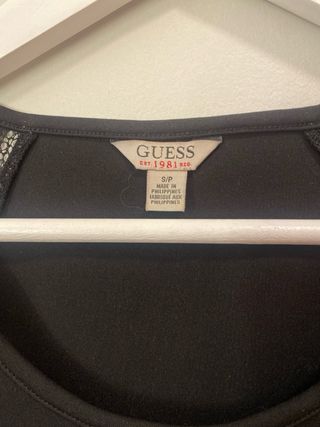 Blusa Guess con encaje