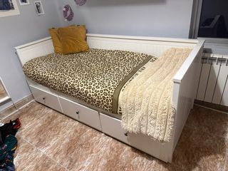 Sofá cama blanco con cajones y cama extraible