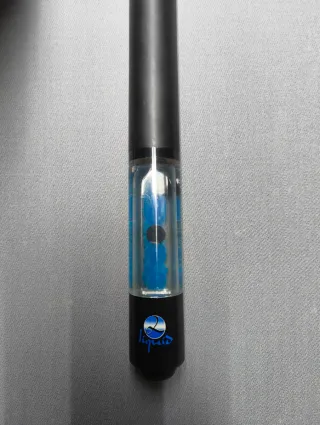 Taco de billar con líquido y bolitas