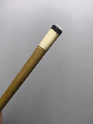 Taco de billar con líquido y bolitas