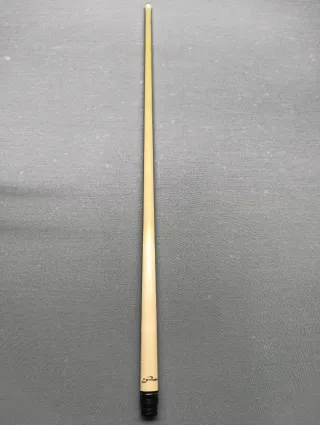 Taco de billar con líquido y bolitas