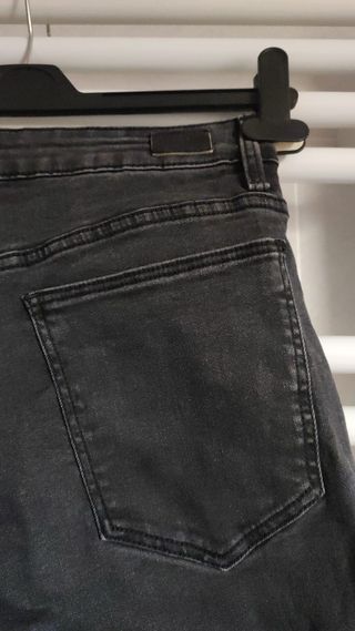 Pantalón negro vaquero Mango Violeta T. 40 Negro