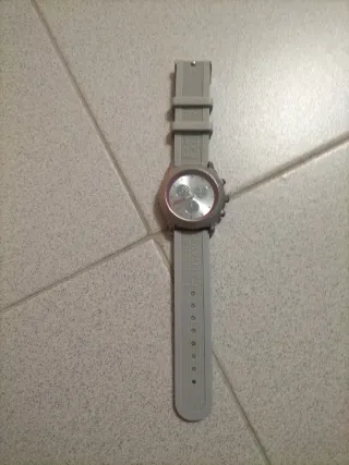 Reloj Gris y Plateado