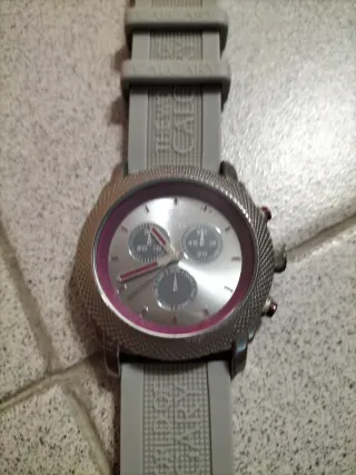 Reloj Gris y Plateado