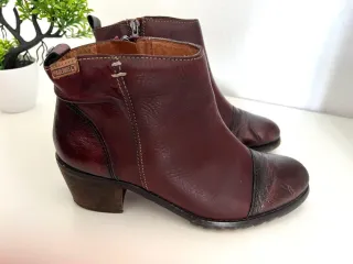 Botines de piel con un diseño elegante y versátil.